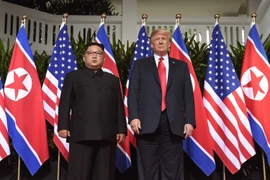 Tổng thống Mỹ Donald Trump (phải) trong cuộc gặp Chủ tịch Triều Tiên Kim Jong-un tại Hội nghị thượng đỉnh Mỹ- Triều lần thứ nhất ở Singapore ngày 12/6/2018. (Ảnh: AFP/TTXVN) 