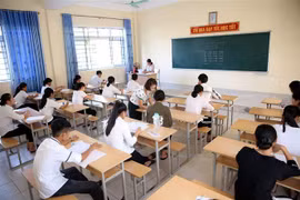 Các thí sinh làm bài thi tại Hội đồng thi trường THPT Kim Liên, huyện Nam Đànn Nghệ An. (Ảnh: Bích Huệ/TTXVN)