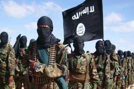 Các tay súng al-Shabaab tại Elasha Biyaha, Somalia ngày 13/2/2012. (Ảnh: AFP/TTXVN)