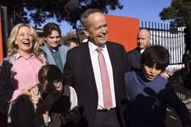 Lãnh đạo Công đảng đối lập ông Bill Shorten (giữa) tại một địa điểm bầu cử ở Melbourne ngày 18/5. (Ảnh: AFP/TTXVN)