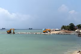 Công ty Cổ phần du lịch Cáp treo Vũng Tàu san lấp biển Vũng Tàu cho dự án Cụm dịch vụ ga cáp treo và thủy cung Hòn Ngưu ngay sát bãi tắm bãi Trước. (Ảnh: Đoàn Mạnh Dương/TTXVN)