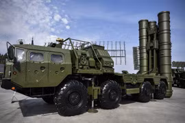 Tên lửa phòng không S-400 trưng bày tại Moskva, Nga, trong khuôn khổ Diễn đàn Kỹ thuật- Quân sự Quốc tế 2017. (Ảnh: AFP/TTXVN)