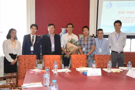 Đại sứ Vũ Anh Quang (thứ 3 từ trái sang) và Ban Chấp hành nhiệm kỳ mới của Hội sinh viên Việt Nam tại Bỉ. (Ảnh: Kim Chung/TTXVN)