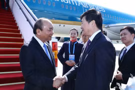 Lãnh đạo Thành phố Bắc Kinh, đại diện Bộ Ngoại giao Trung Quốc đón Thủ tướng Nguyễn Xuân Phúc tại sân bay quốc tế Bắc Kinh. (Ảnh: Thống Nhất/TTXVN)
