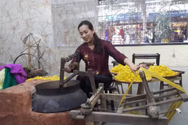 Kéo tơ tằm dệt lụa tại làng nghề Vạn Phúc, Hà Nội. (Ảnh: Đinh Thuận/TTXVN)
