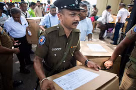 Cảnh sát và các quan chức bầu cử làm nhiệm vụ tại thủ đô Colombo, Sri Lanka ngày 15/11/2019. (Ảnh: AFP/TTXVN)