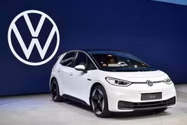 Một mẫu xe của Volkswagen được giới thiệu tại Frankfurt, Đức. (Ảnh: Kyodo/TTXVN)