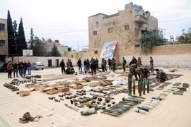 Binh sỹ Syria trưng bày số vũ khí thu giữ của phiến quân tại căn cứ quân sự ở phía bắc Damascus ngày 22/11/2018. (Ảnh: THX/TTXVN)
