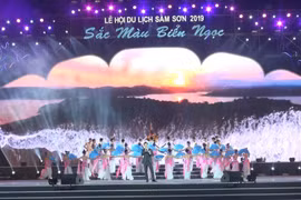 Màn biểu diễn khai mạc Lễ hội Du lịch biển Sầm Sơn 2019. (Ảnh: Khiếu Tư/TTXVN)