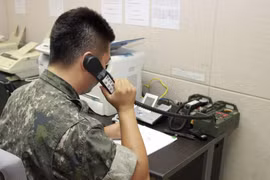Binh sỹ thuộc Bộ Thống nhất Hàn Quốc liên lạc với người đồng cấp Triều Tiên qua đường dây nóng quân sự liên Triều. (Nguồn: EPA/TTXVN)