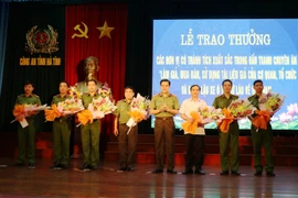 Đại tá Võ Trọng Hải, Giám đốc Công an tỉnh Hà Tĩnh trao thưởng cho các đơn vị tham gia phá án. (Ảnh: Công Tường-TTXVN)