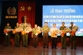 Đại tá Võ Trọng Hải, Giám đốc Công an tỉnh Hà Tĩnh trao thưởng cho các đơn vị tham gia phá án. (Ảnh: Công Tường-TTXVN)