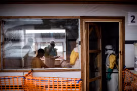 Nhân viên y tế kiểm tra sức khỏe cho một trường hợp nghi nhiễm Ebola tại trung tâm hỗ trợ bệnh nhân Ebola ở Bunia, CHDC Congo. (Ảnh: AFP/TTXVN) 