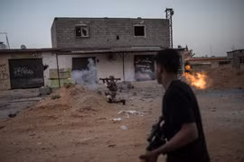 Lực lượng ủng hộ Chính phủ Libya do LHQ bảo trợ xung đột với các tay súng nổi dậy miền đông tại Tripoli ngày 29/7/2019. (Ảnh: THX/TTXVN)