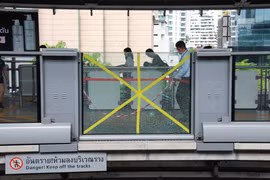 Cảnh sát Thái Lan điều tra tại hiện trường một vụ nổ gần nhà ga BTS Chong Nonsi ở Bangkok ngày 2/8. (Ảnh: THX/TTXVN)