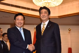 Phó Thủ tướng, Bộ trưởng Ngoại giao Phạm Bình Minh chào xã giao Thủ tướng Nhật Bản Shinzo Abe. (Ảnh: Đào Tùng/TTXVN)