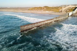 Bức tường ngăn cách biên giới Mỹ - Mexico tại Tijuana, Mexico, ngày 10/1/2019. (Ảnh: THX/TTXVN)