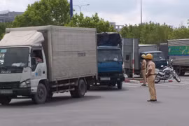 Cảnh sát giao thông Cát Lái (Thành phố Hồ Chí Minh) điều tiết các phương tiện tránh vào hầm vượt sông Sài Gòn. (Ảnh: Hoàng Hải/TTXVN) 