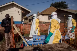 Nhân viên y tế tại trung tâm điều trị Ebola ở Beni, CHDC Congo. (Ảnh: AFP/TTXVN) 