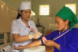 Vàng Thị Hơn, người dân tộc La Chí (Hà Giang) tốt nghiệp Trường cao đẳng Y tế Phú Thọ loại giỏi và đang làm việc tại địa phương. (Ảnh: TTXVN)
