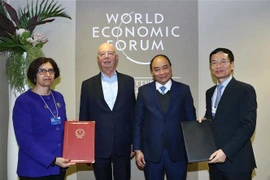 Thủ tướng Nguyễn Xuân Phúc và Chủ tịch điều hành và sáng lập WEF Klaus Schwab chứng kiến Lễ ký thỏa thuận hợp tác về xây dựng Trung tâm cách mạng công nghiệp 4.0. (Ảnh: Thống Nhất/TTXVN) 