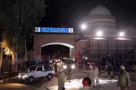 Pakistan cũng đã trao trả phi công cho Ấn Độ. Trong ảnh: Đoàn xe chở phi công Abhinandan Varthaman tới cửa khẩu biên giới Attari (Ấn Độ) tối 1/3/2019. (Ảnh: THX/TTXVN) 