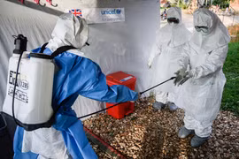 Nhân viên y tế tham gia đợt huấn luyện nâng cao khả năng đối phó với dịch Ebola tại bệnh viện ở Bwera thuộc Uganda, giáp giới CHDC Conggo ngày 12/12/2018. (Ảnh: AFP/TTXVN)