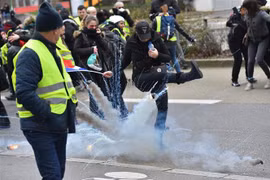 Người biểu tình "Áo vàng" sử dụng hơi cay trong cuôc biểu tình tại Nantes, Pháp, ngày 5/1/2019. (Ảnh: AFP/TTXVN)