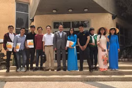 Đại sứ Đỗ Minh Hùng (giữa) chụp ảnh lưu niệm cùng các sinh viên tại trung tâm. (Ảnh: Nguyễn Việt Thắng/TTXVN)