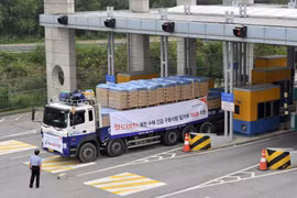Xe tải của Hàn Quốc chở bột mì viện trợ cho Triều Tiên qua cửa khẩu biên giới tỉnh Paju. (Ảnh: AFP/TTXVN)
