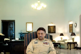 Ông Pervez Musharraf, khi đang đương chức Tổng thống Pakistan, tại một buổi phỏng vấn báo chí ở Rawalpindi ngày 12/6/2004. (Ảnh: AFP/TTXVN)