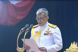 Nhà vua Thái Lan Maha Vajiralongkorn - Rama X (trái) tại một buổi lễ ở Bangkok ngày 9/5/2019. (Ảnh: THX/TTXVN)