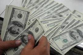 Đồng tiền mệnh giá 100USD. (Ảnh: AFP/TTXVN)