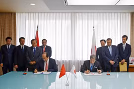 Bộ trưởng, Chủ nhiệm Văn phòng Chính phủ Mai Tiến Dũng và Bộ trưởng Nội vụ và Truyền thông Nhật Bản Masatoshi Ishida ký kết Bản ghi nhớ hợp tác về việc triển khai Chính phủ điện tử tại Việt Nam. (Ảnh: Đào Tùng/TTXVN)