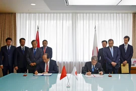 Bộ trưởng, Chủ nhiệm Văn phòng Chính phủ Mai Tiến Dũng và Bộ trưởng Nội vụ và Truyền thông Nhật Bản Masatoshi Ishida ký kết Bản ghi nhớ hợp tác về việc triển khai Chính phủ điện tử tại Việt Nam. (Ảnh: Đào Tùng/TTXVN)