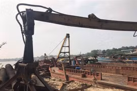 Các phương tiện dùng để hút cát trái phép. (Ảnh: Hoàng Nguyên/TTXVN)