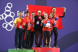 Vương Thị Huyền và đồng đội ăn mừng chiến thắng. (Ảnh Hoàng Linh/TTXVN)