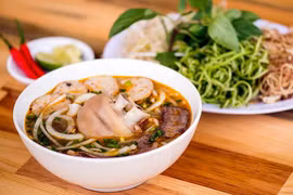 [Video] Bún bò Huế - món súp Việt ngon nhất thế giới 