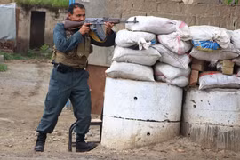 Lực lượng an ninh Afghanistan giao tranh với phiến quân Taliban ở tỉnh Kunduz ngày 13/4/2019. (Ảnh: THX/TTXVN)