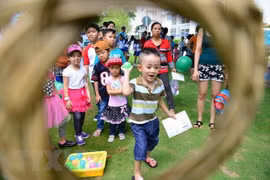 Các em nhỏ hào hứng đón chào những ngày Hè vui vẻ. (Ảnh: Thế Anh/TTXVN)