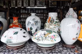 Một số sản phẩm đồ sứ được sản xuất tại địa điểm Lò gốm cổ (Cổ Diêu) Cảnh Đức Trấn. (Ảnh: Triệu Vĩnh Hà/Vietnam+)
