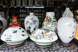 Một số sản phẩm đồ sứ được sản xuất tại địa điểm Lò gốm cổ (Cổ Diêu) Cảnh Đức Trấn. (Ảnh: Triệu Vĩnh Hà/Vietnam+)