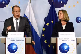 Ngoại trưởng Nga Sergei Lavrov (trái) trong cuộc báo chung với Cao ủy Liên minh châu Âu (EU) phụ trách chính sách an ninh và đối ngoại Federica Mogherini (phải) tại Brussels, Bỉ ngày 11/7/2017. (Ảnh: AFP/ TTXVN)