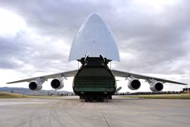 Máy bay vận tải quân sự Antonov của Nga chở một số thành phần của hệ thống phòng thủ tên lửa S-400 hạ cánh tại căn cứ không quân Murted ở Ankara, Thổ Nhĩ Kỳ ngày 12/7/2019. (Ảnh: THX/TTXVN)