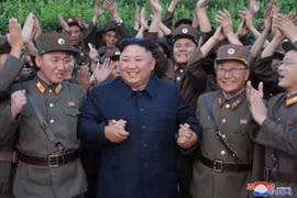 Nhà lãnh đạo Triều Tiên Kim Jong-un vui mừng trước kết quả thử nghiệm một vụ thử vũ khí dẫn đường chiến thuật kiểu mới, được lực lượng chức năng nước này tiến hành ngày 6/8. (Ảnh: YONHAP/TTXVN)