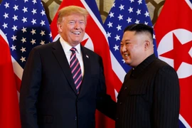 Tổng thống Mỹ Donald Trump (trái) và Chủ tịch Triều Tiên Kim Jong-un trong cuộc gặp đầu tiên tại Hội nghị thượng đỉnh Mỹ-Triều lần thứ hai tại Hà Nội ngày 27/2/2019. (Ảnh: Yonhap/TTXVN)
