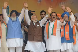 Thủ tướng Ấn Độ Narendra Modi (giữa), cựu Thủ hiến bang Punjab Parkash Singh Badal (trái) và Chủ tịch Đảng BJP Shwait Malik (thứ 2, phải) tại lễ míttinh của BJP ở Hoshiarpur ngày 10/5/2019. (Ảnh: AFP/TTXVN)