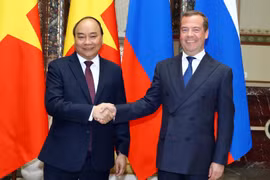 Thủ tướng Liên bang Nga Dmitri Medvedev đón Thủ tướng Nguyễn Xuân Phúc. (Ảnh: Thống Nhất/TTXVN)