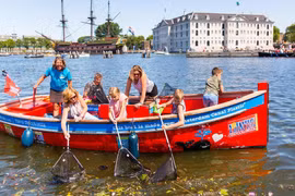 Ngày càng nhiều người muốn chung tay làm sạch rác thải nhựa trên kênh đào Amsterdam. (Nguồn: thenational.ae)