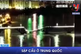 [Video] Cây cầu bất ngờ đổ sập, 2 xe ôtô rơi thẳng xuống sông